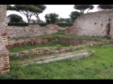 07767 ostia - regio iv - insula ii - terme del faro (iv,ii,1) - raum (3b) - frigidarum - re piscina - blick ri sueden - 01-2024.jpg